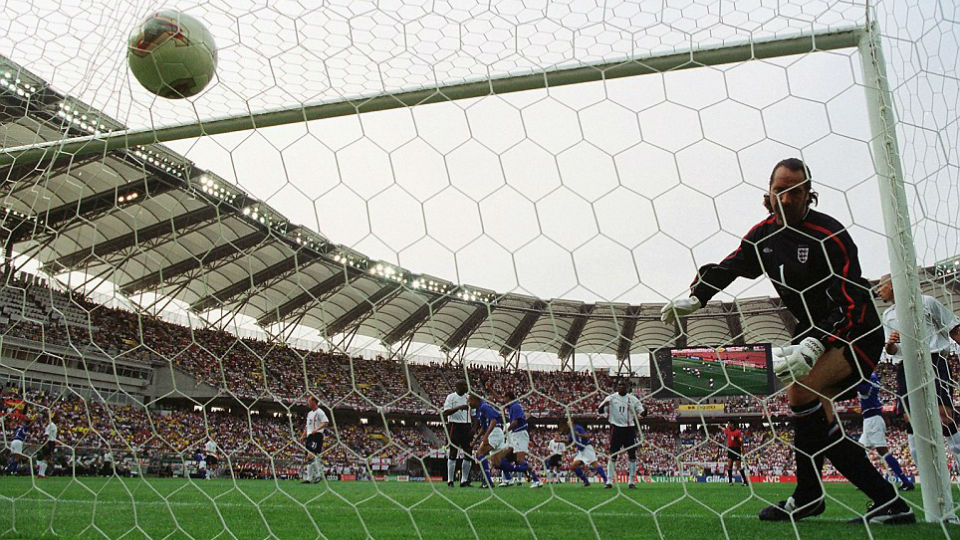 O sorriso de Ronaldinho e a bola que, desde 2002, segue flutuando pelos c&eacute;us do Jap&atilde;o