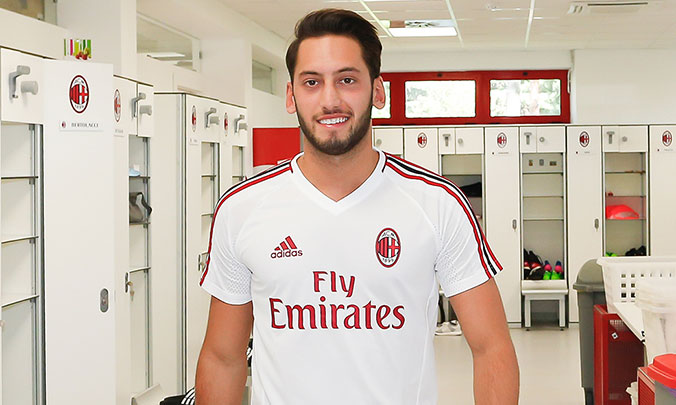 &Ccedil;alhanoglu chega ao Milan para se afirmar e ser, quem sabe, o maestro de uma nova era