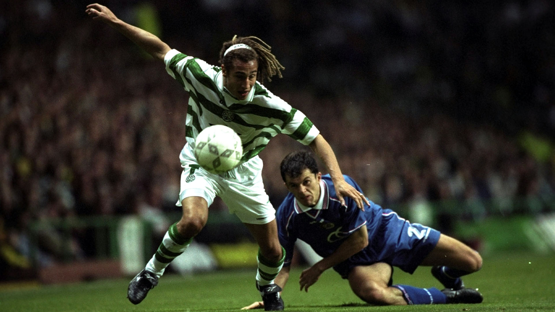 Henrik Larsson, em 1998, pelo Celtic (Foto: Clive Brunskill /Allsport)