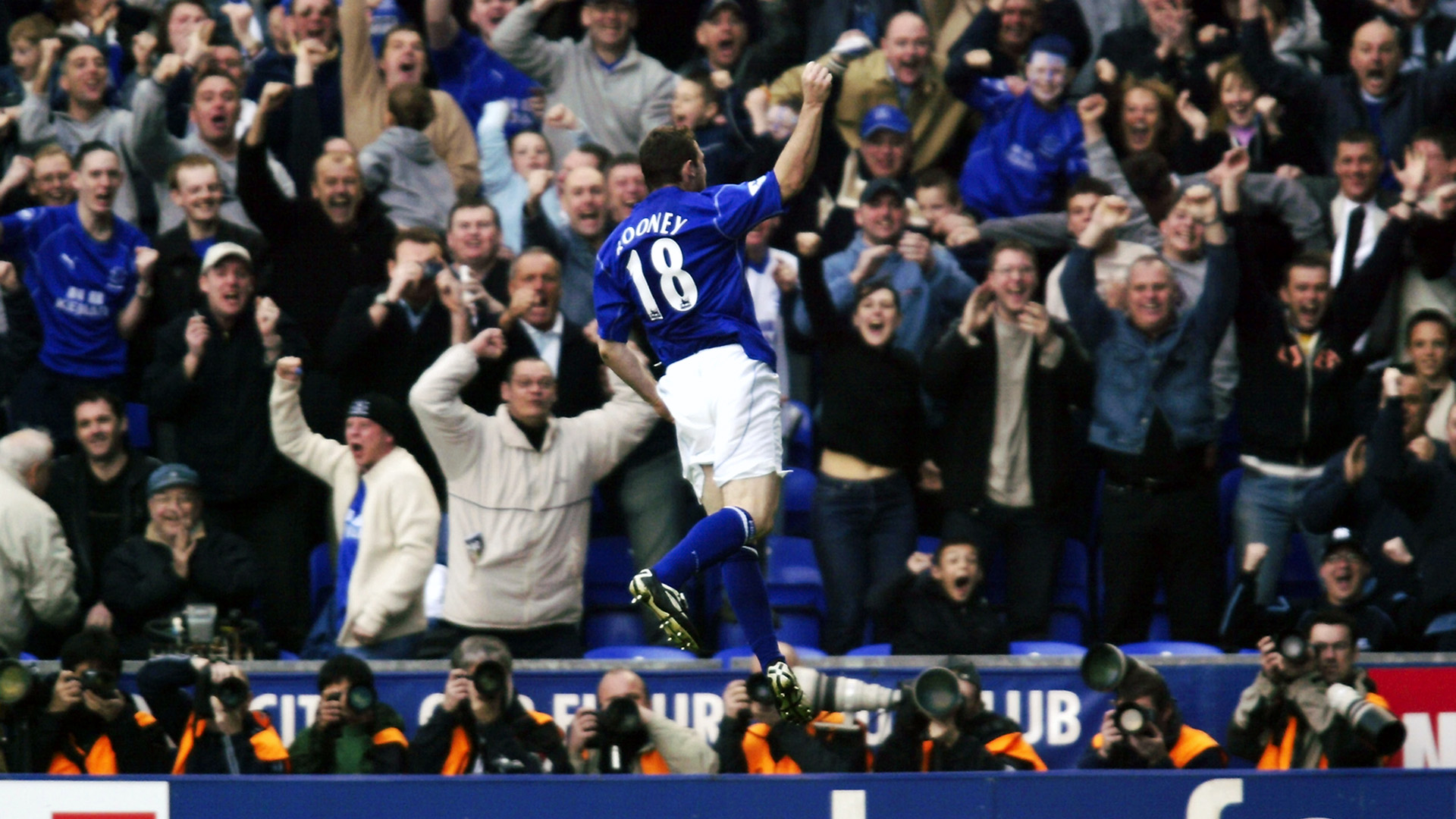 Wayne Rooney comemora gol pelo Everton em 2003 (Photo by Michael Steele/Getty Images)