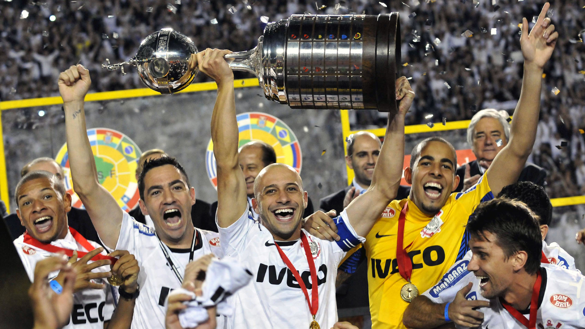 H&aacute; 10 anos, a Libertadores finalmente era da Zona Leste: Corinthians campe&atilde;o