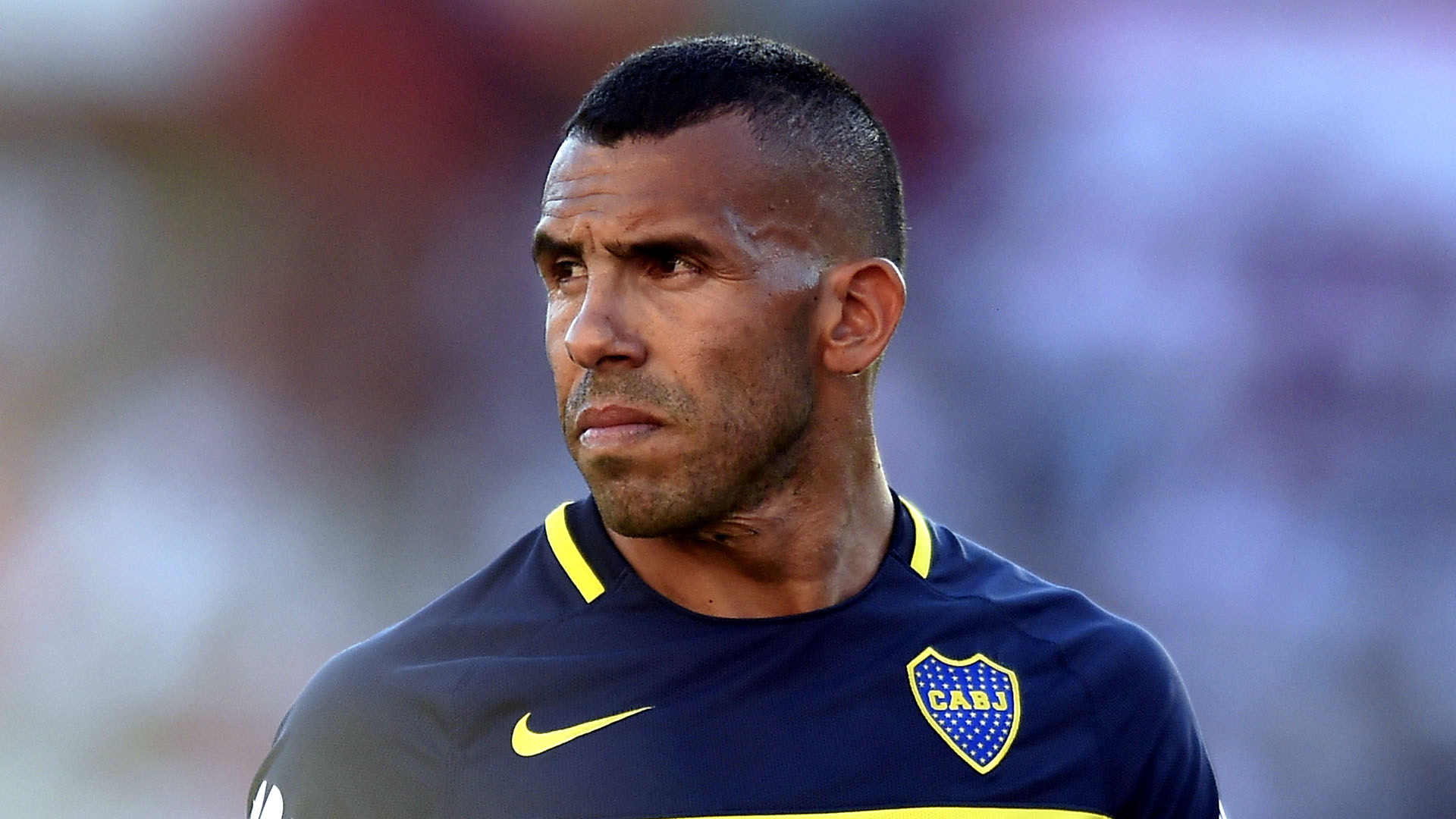 Tevez: &ldquo;A vida me colocou em um lugar como &iacute;dolo e n&atilde;o posso estar longe das pessoas&rdquo;