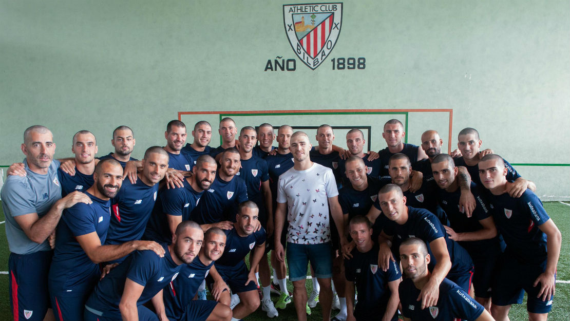 Elenco do Athletic raspa a cabe&ccedil;a em solidariedade a companheiro com c&acirc;ncer