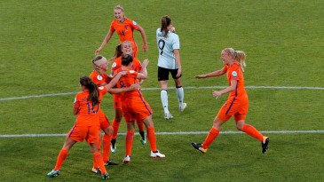 Apesar de gol bizarro da Bélgica, anfitriã Holanda avança às quartas de final