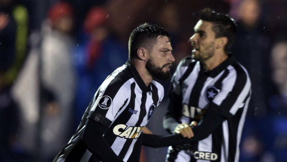 Cabe&ccedil;a fria e sangue quente, o Botafogo volta do Uruguai com uma vit&oacute;ria de peso