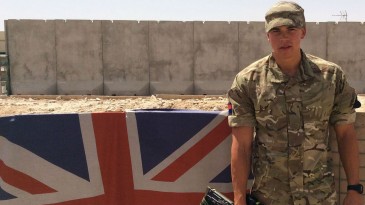 O soldado que foi ao Afeganistão e agora defenderá o Bristol Rovers na terceira divisão