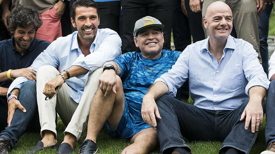 Buffon n&atilde;o d&aacute; moleza nem pro presidente e pega p&ecirc;nalti de Infantino em amistoso