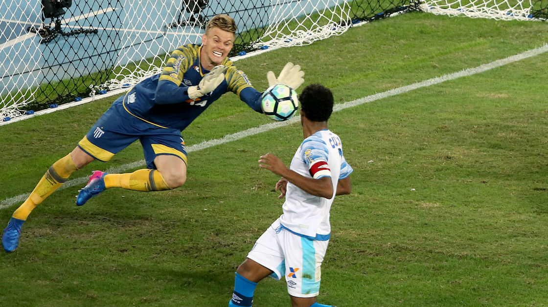 Douglas pegou at&eacute; pensamento e, com gola&ccedil;o, Ava&iacute; derruba o Gr&ecirc;mio em Porto Alegre