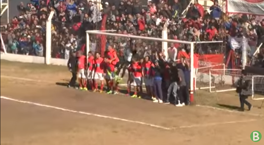 No terr&atilde;o de seu povoado, Dybala marcou de falta mesmo com toda essa galera na &ldquo;barreira&rdquo;