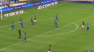 Gervinho emendou um voleio de fora da área e marcou golaço na China