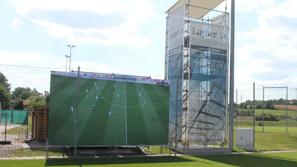 Nagelsmann inova e Hoffenheim instala tel&atilde;o de LED no CT para orientar treinos interativamente