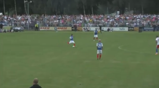 Pobre Hamburgo: Esse cara arriscou o chute da intermedi&aacute;ria do campo de defesa e fez o gol