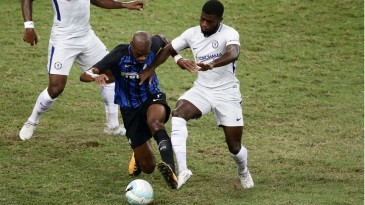 Kondogbia fez um golaço do meio-campo diante do Chelsea. Mas foi contra
