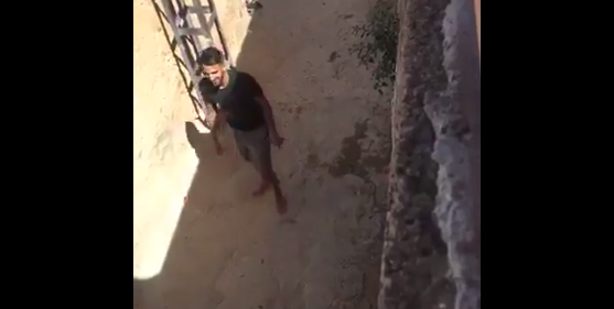 Gente como a gente: De f&eacute;rias, Mahrez joga &ldquo;gol a gol&rdquo; descal&ccedil;o em uma viela na Arg&eacute;lia