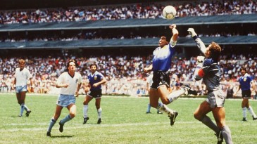 Maradona apoia o uso do árbitro de vídeo, mesmo tendo marcado aquele gol com a mão