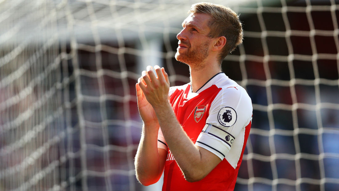 Mertesacker jogar&aacute; mais uma temporada antes de virar diretor da base do Arsenal