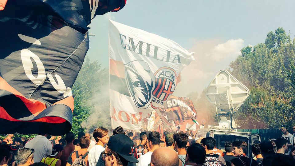 Empolgou: Uma multid&atilde;o se re&uacute;ne para empurrar o Milan no in&iacute;cio da pr&eacute;-temporada