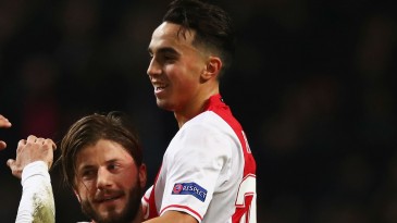 Com a sobrancelha, Abdelhak Nouri aconselhou De Jong a acertar com o Barcelona.