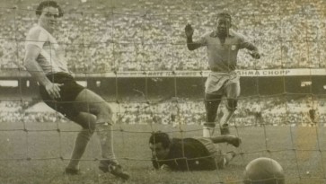 Aos 16 anos, eclodia o Rei: Como os jornais da época viram a estreia de Pelé na Seleção