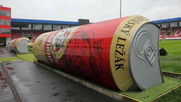 Na terra da cerveja pilsen, o banco de reservas do Viktoria Plzen agora é um latão