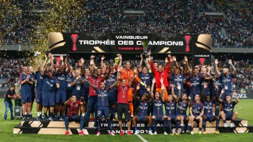 Daniel Alves apresentou suas credenciais ao PSG: gol, assistência e mais um troféu