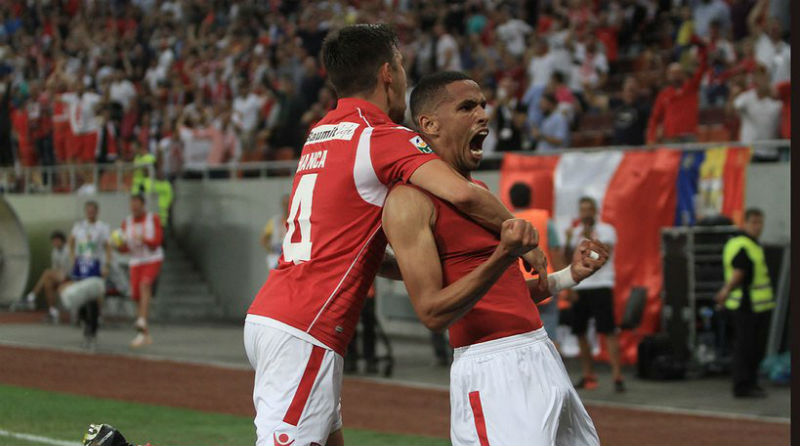 Rivaldinho estreou na Liga Europa com gola&ccedil;o, para del&iacute;rio do pai craque nas arquibancadas