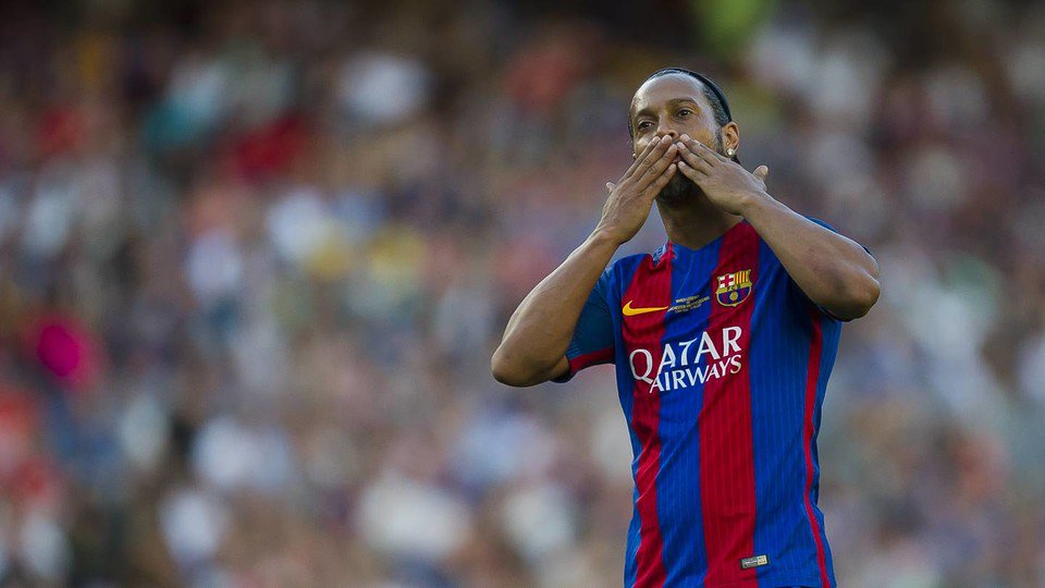 Vale sempre ver Ronaldinho: Os lances estonteantes do Bruxo no jogo de veteranos do Bar&ccedil;a