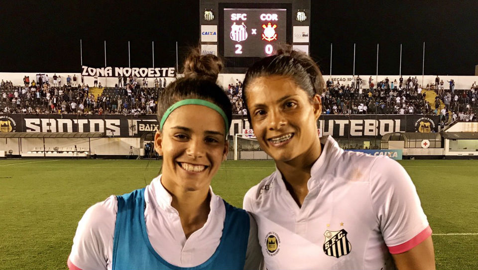 Quinze mil lotam a Vila e o Santos sai em vantagem na final do Brasileiro Feminino