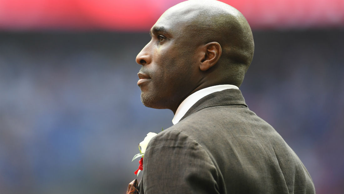 Sol Campbell quer tanto um emprego de treinador que aceita trabalhar de gra&ccedil;a (no come&ccedil;o)