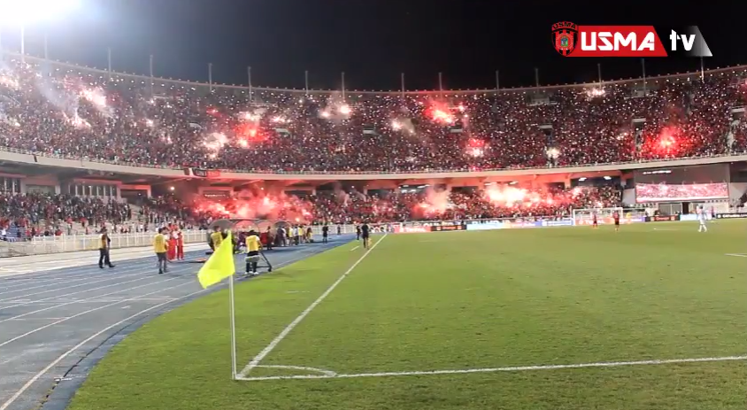 Torcida argelina acende as luzes e faz uma linda festa para comemorar os 80 anos do clube