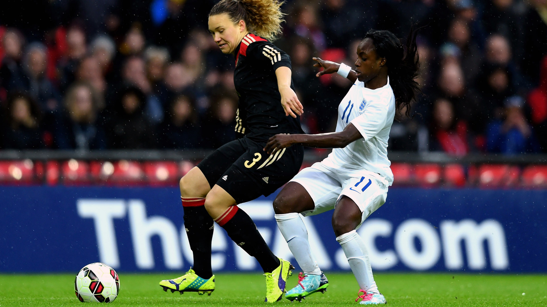 Eni Aluko (camisa 11) no jogo entre Inglaterra e Alemanha em Wembley, em 23 de novembro de 2014 (Photo by Paul Gilham/Getty Images)