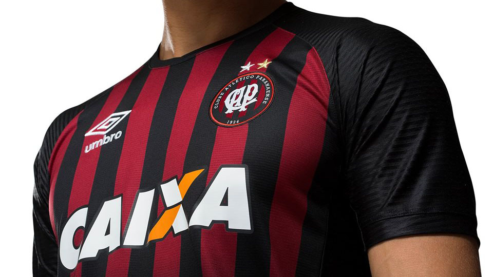 Camisa 2017/18 do Atl&eacute;tico Paranaense tem tom mais escuro, mangas em preto e degrad&ecirc; na barra