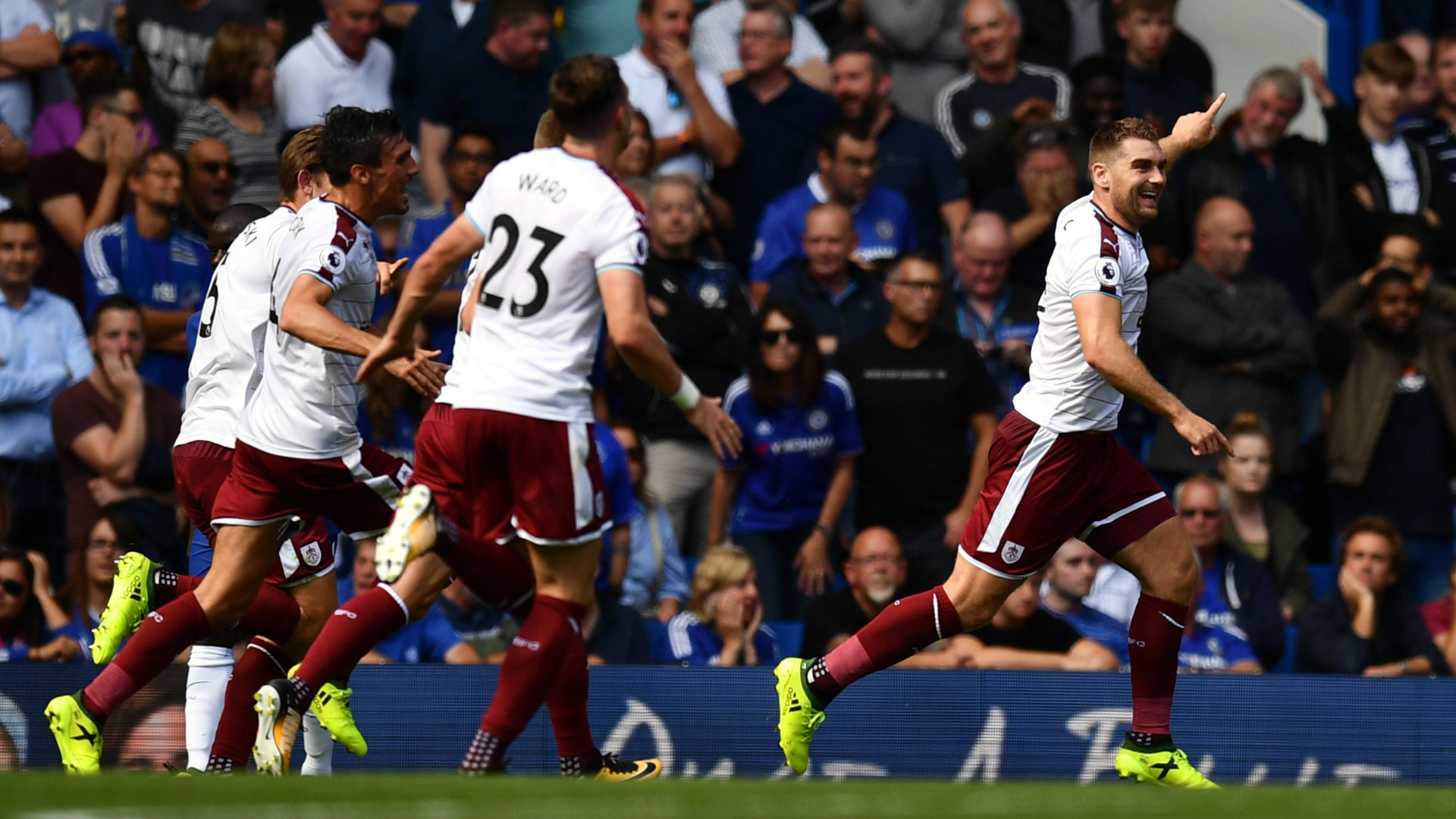 Expuls&atilde;o, falhas defensivas e o campe&atilde;o Chelsea &eacute; derrubado em casa com seus defeitos expostos