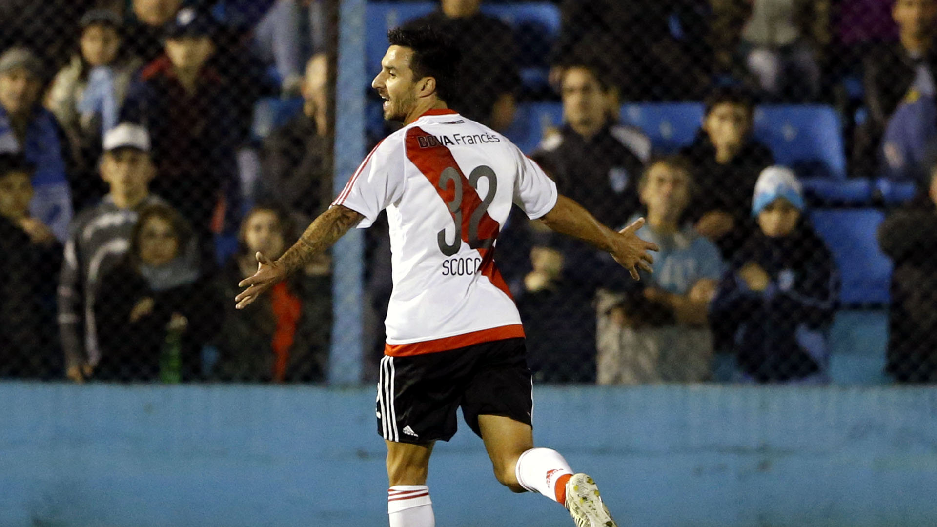 Ignacio Scocco comemora seu gol pelo River (Photo by Gabriel Rossi/Getty Images)