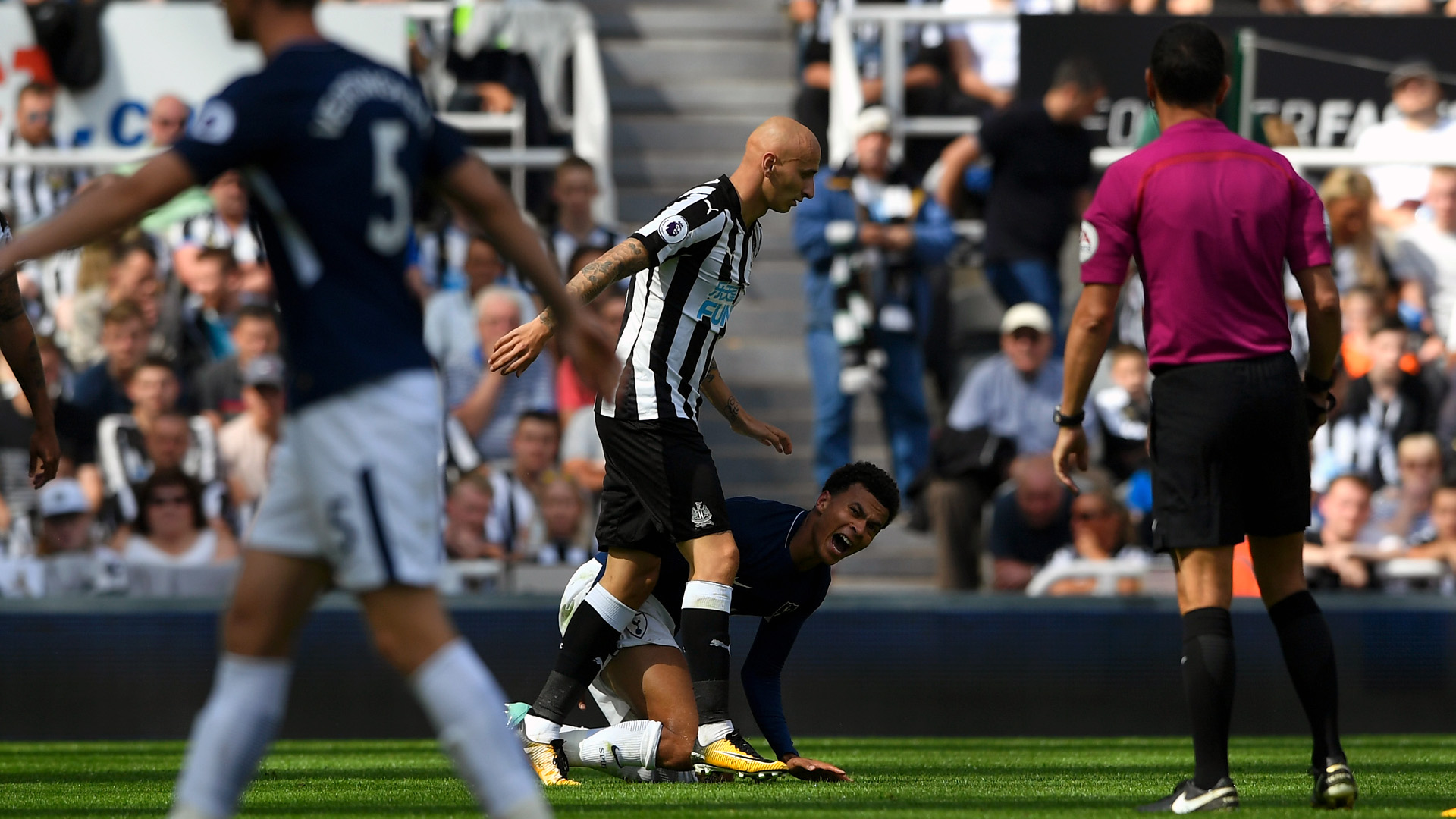 Shelvey, do Newcastle, foi expulso por pisar em Dele Alli, do Tottenham (Photo by Stu Forster/Getty Images)