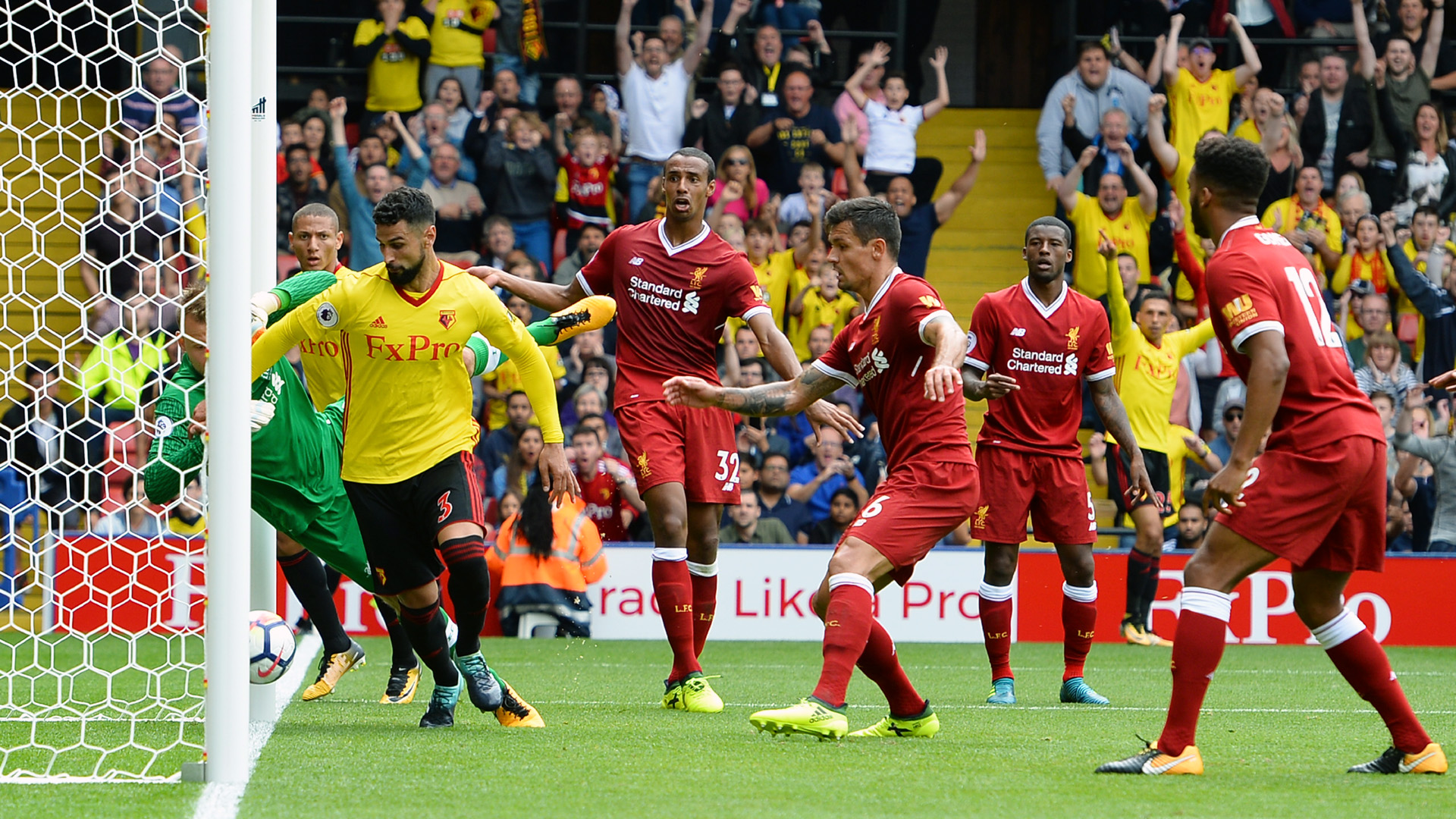 Liverpool vai bem no ataque, sofre na defesa e j&aacute; come&ccedil;a Premier League com problemas