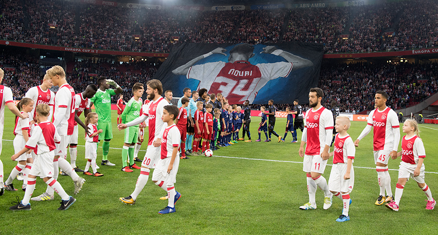 No reencontro com o Ajax, a Johan Cruyff Arena homenageou e desejou toda for&ccedil;a a Nouri