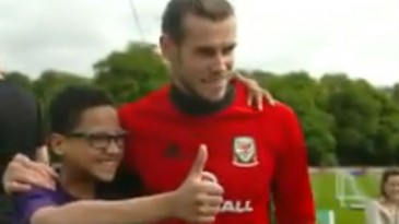 Bale mostra como às vezes é fácil para um ídolo deixar uma criança muito feliz