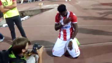 De arrepiar: Atacante cai em lágrimas diante da festa da torcida do Estrela Vermelha