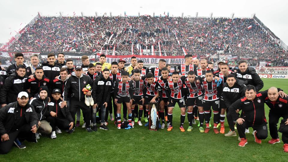 Ap&oacute;s sete anos, Chacarita recolocou na elite uma das torcidas argentinas mais apaixonadas