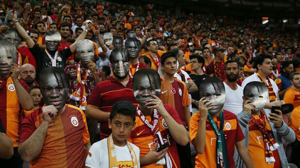 Torcida do Galatasaray usa m&aacute;scaras de Gomis em apoio ao atacante ap&oacute;s caso de racismo