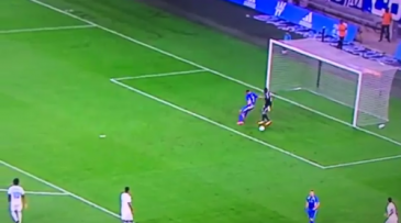 A caneta de Mandanda no atacante adversário explica perfeitamente o que é “humilhação”