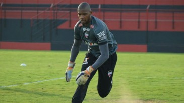 Terceiro goleiro do Atlético-GO, Marcos foi o herói inesperado de uma vitória surpreendente