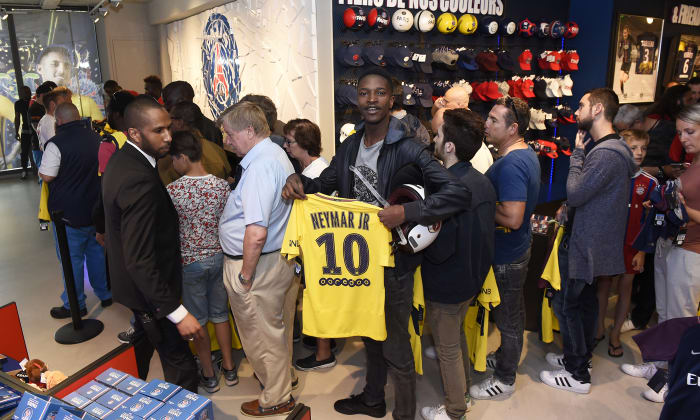 Febre Neymar em Paris: lojas do PSG vendem 10 mil camisas em um dia e limitam a uma por pessoa