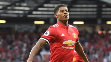 Schmeichel se agigantou em Old Trafford, mas não evitou a terceira vitória do United