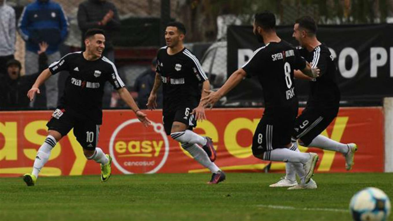 Mesmo depois de aumentar a grande &aacute;rea e for&ccedil;ar a paralisa&ccedil;&atilde;o do jogo, Riestra sobe na Argentina