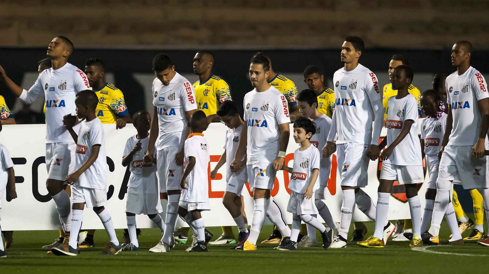 Santos promove a integra&ccedil;&atilde;o e jogadores entram em campo com crian&ccedil;as refugiadas