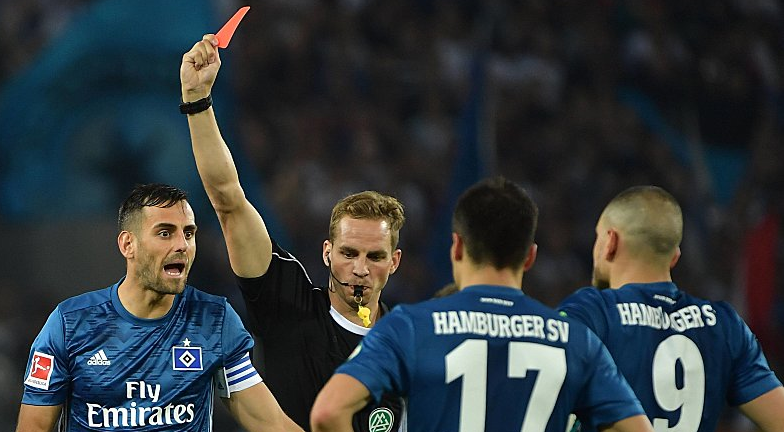 No jogo da Bundesliga em que o &aacute;rbitro se machucou, seu substituto merece os devidos elogios