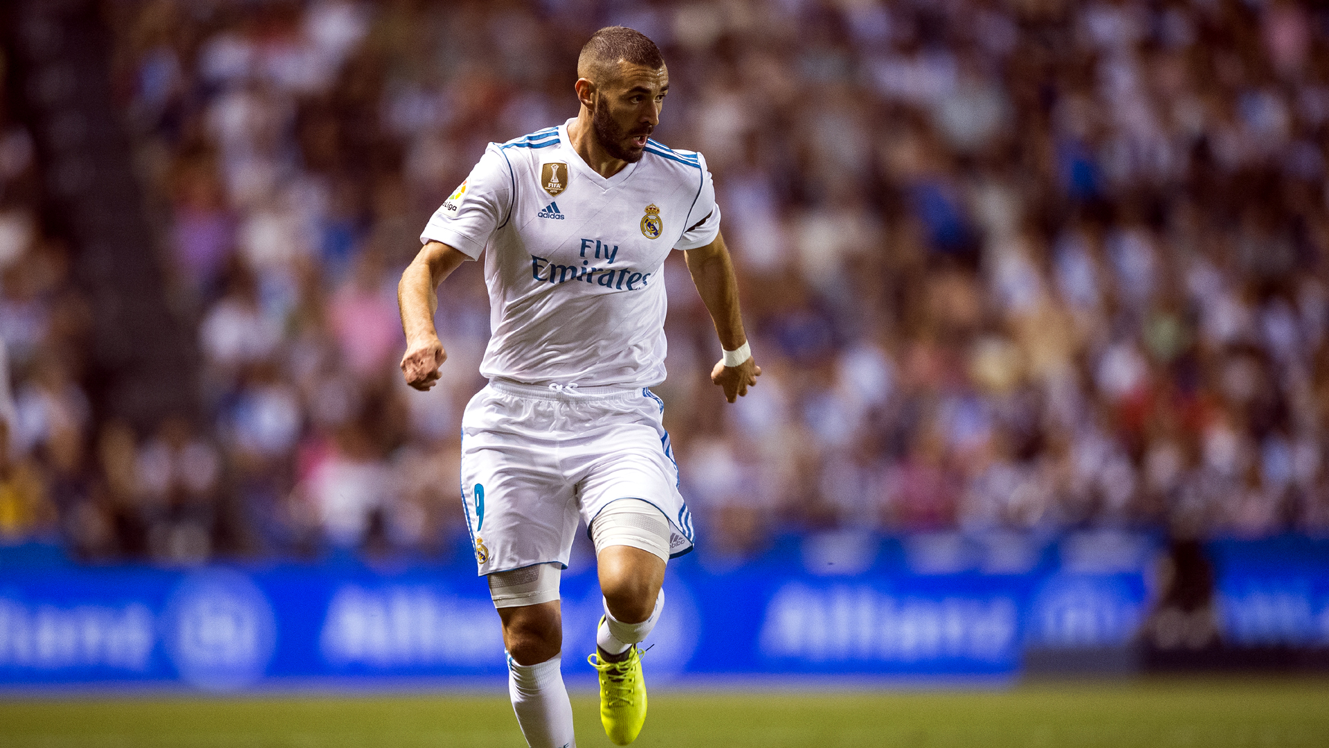 Benzema renova at&eacute; os 34 anos e quer se aposentar no Real Madrid. E tem bola para isso
