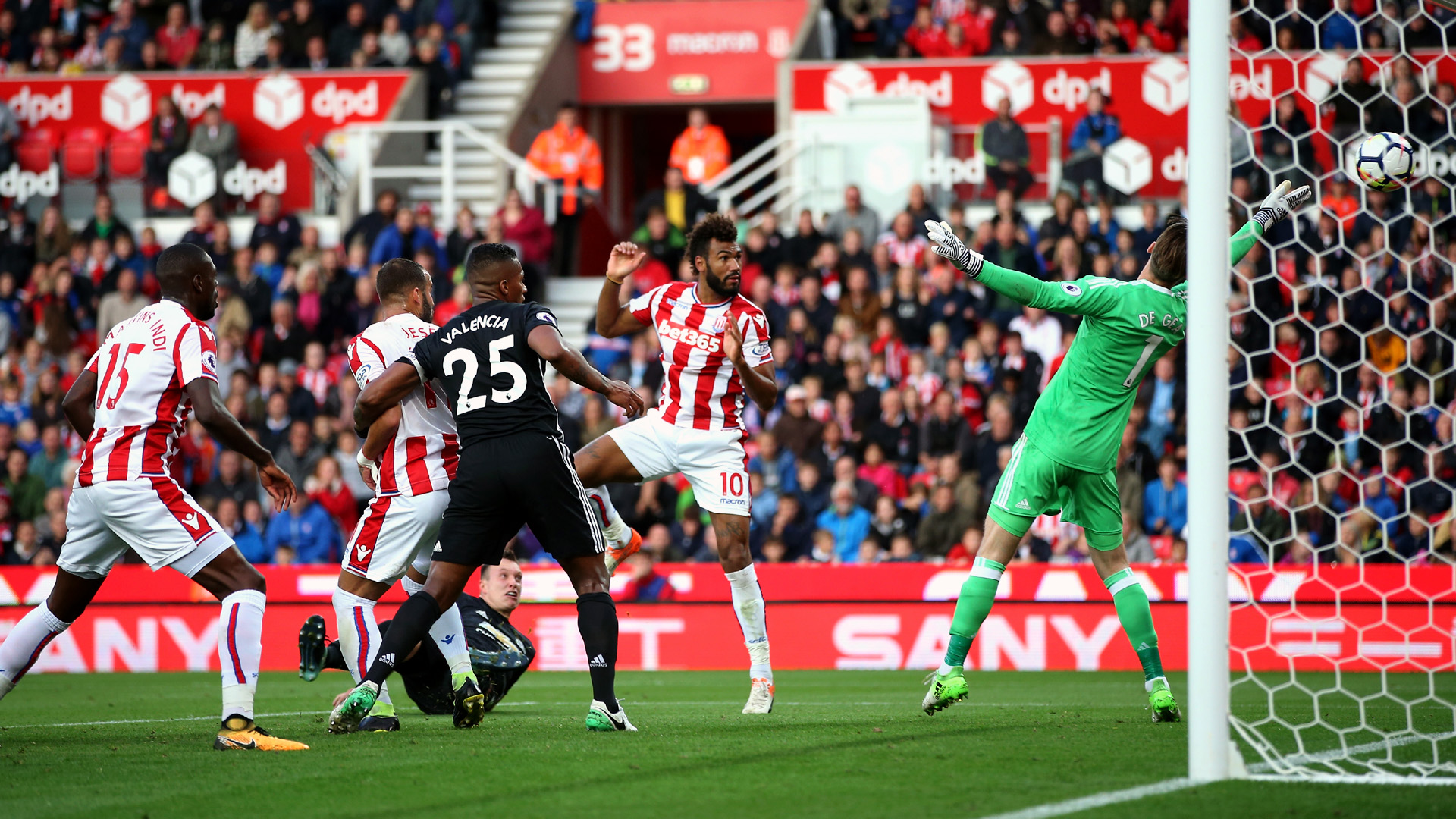 Choupo-Moting e falhas defensivas fazem Manchester United perder primeiros pontos na liga para o Stoke